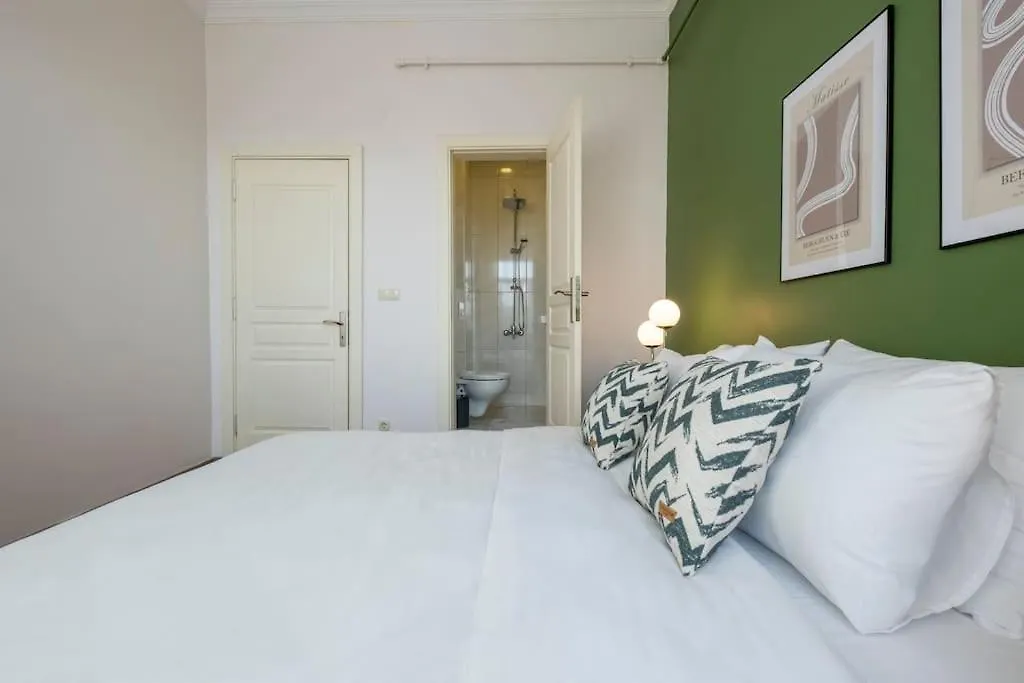 Apartment High-Ceiling Central 3-Bedroom With City View Istanbul