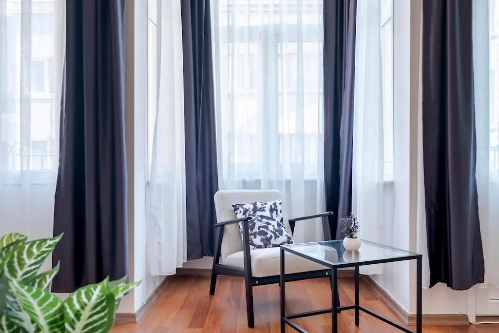 High-Ceiling Central 3-Bedroom With City View Istanbul
