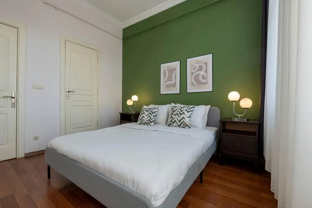 Apartment High-Ceiling Central 3-Bedroom With City View Istanbul