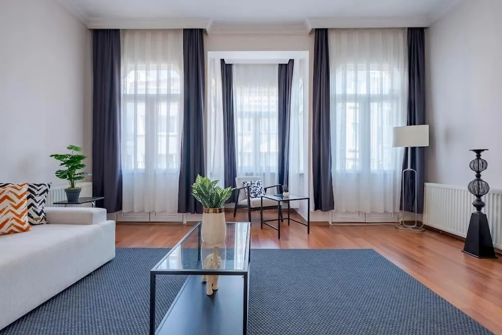 High-Ceiling Central 3-Bedroom With City View Istanbul