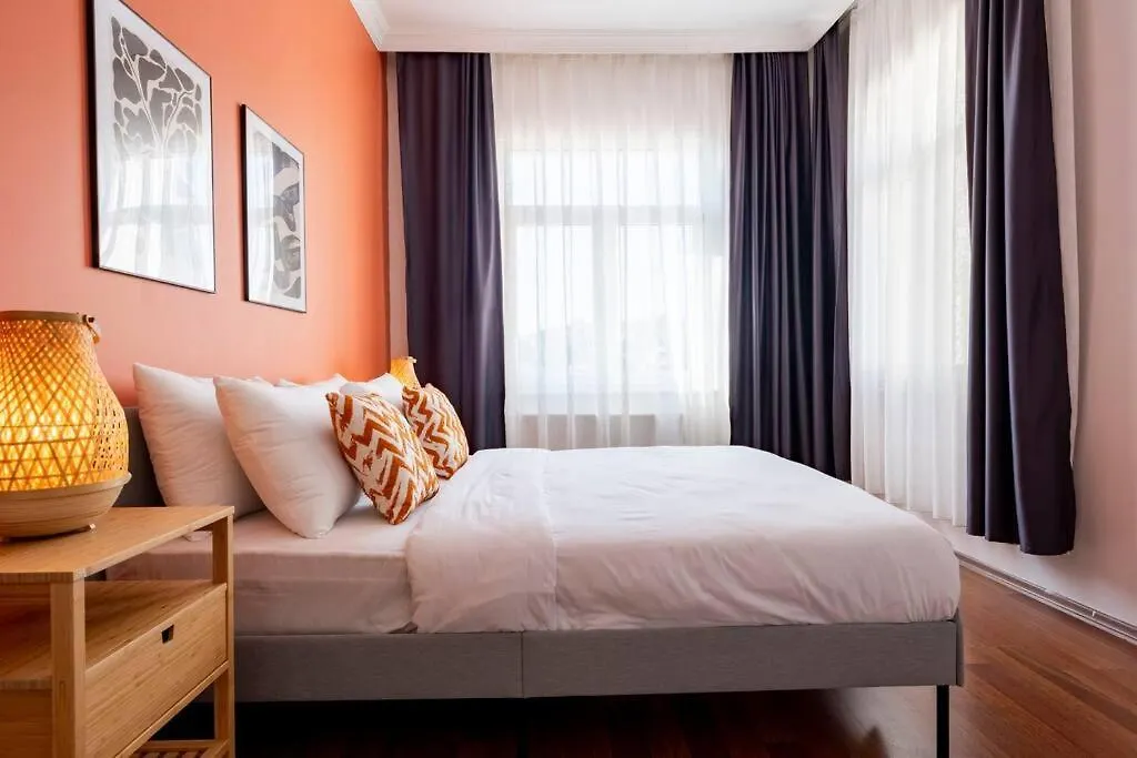 Apartment High-Ceiling Central 3-Bedroom With City View Istanbul
