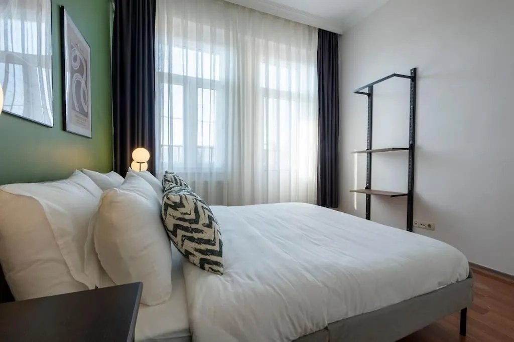 High-Ceiling Central 3-Bedroom With City View Estambul Turquía