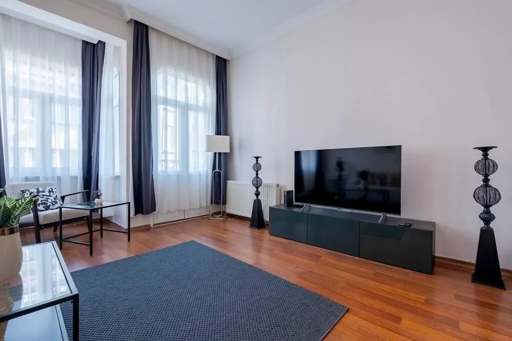 High-Ceiling Central 3-Bedroom With City View Estambul 0*,  Turquía