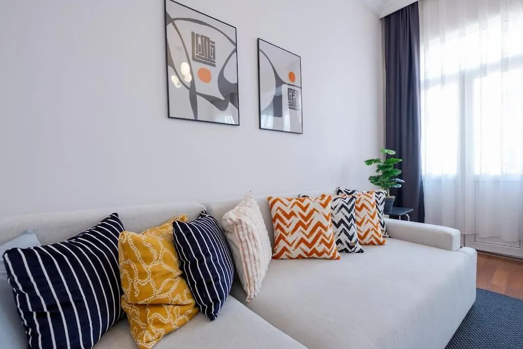 Apartamento High-Ceiling Central 3-Bedroom With City View Estambul